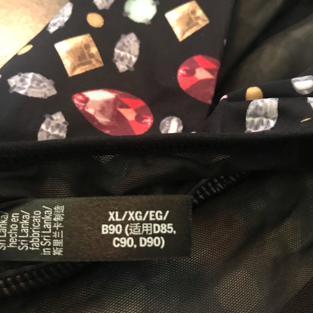 Workout top only tried on. Too small